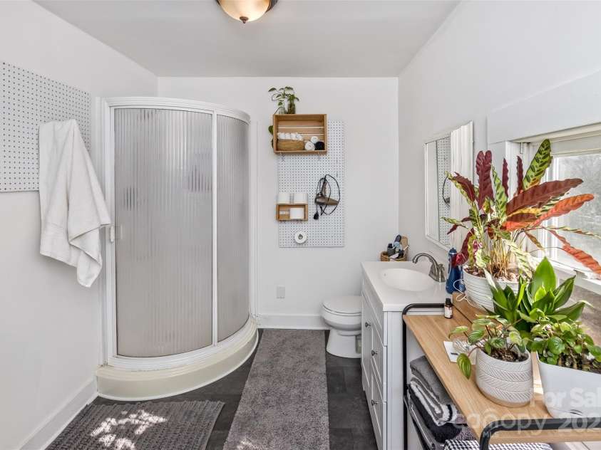21 Hilldale Road, Asheville, NC 28803.  MLS# CAR4240951, YatesRealty ID 6951. Bathroom 2