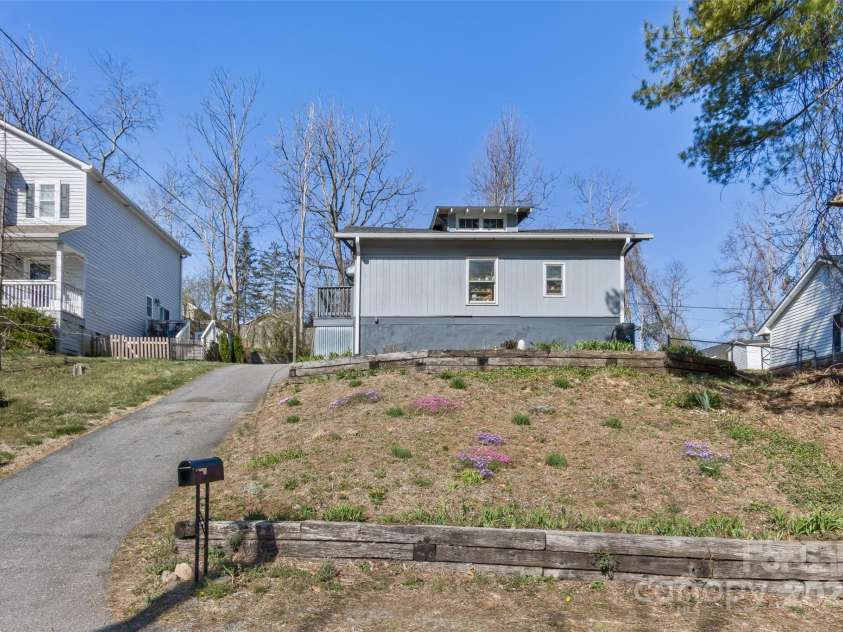 21 Hilldale Road, Asheville, NC 28803.  MLS# CAR4240951, YatesRealty ID 6951. Front Yard