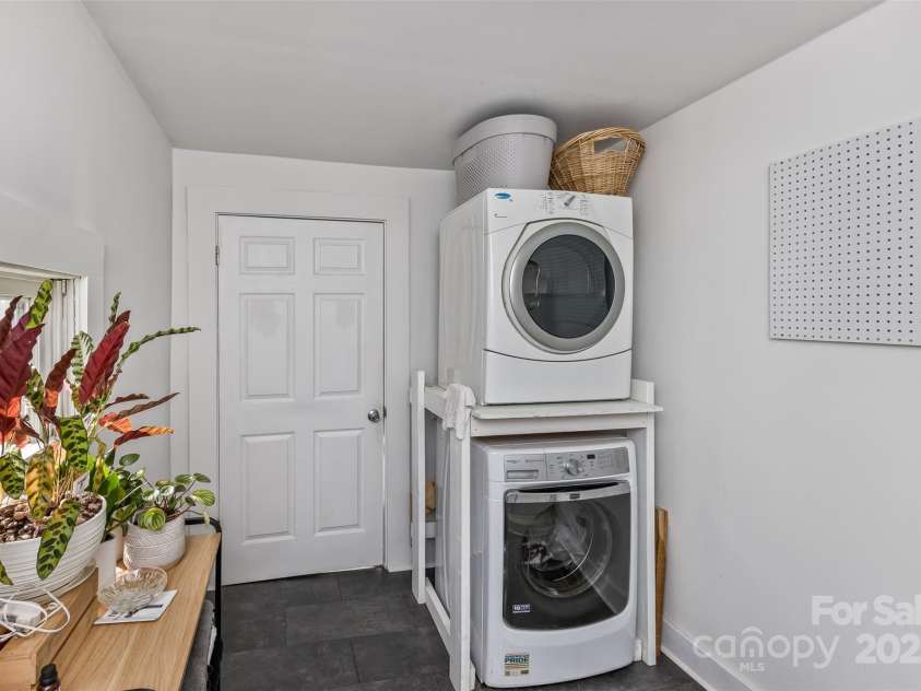 21 Hilldale Road, Asheville, NC 28803.  MLS# CAR4240951, YatesRealty ID 6951. Laundry Shared In Bathroom 2