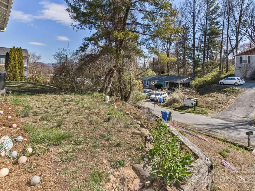 21 Hilldale Road, Asheville, NC 28803.  MLS# CAR4240951, YatesRealty ID 6951. Tiered Yard/Very Manageable
