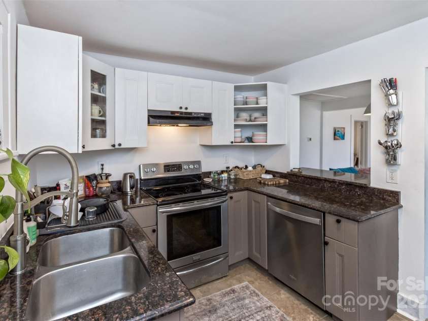 21 Hilldale Road, Asheville, NC 28803.  MLS# CAR4240951, YatesRealty ID 6951. Updated Kitchen