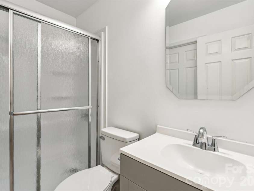 655 Lex Drive, Charlotte, NC 28262.  MLS# CAR4359903, YatesRealty ID 6951. Full Bathroom on upper level