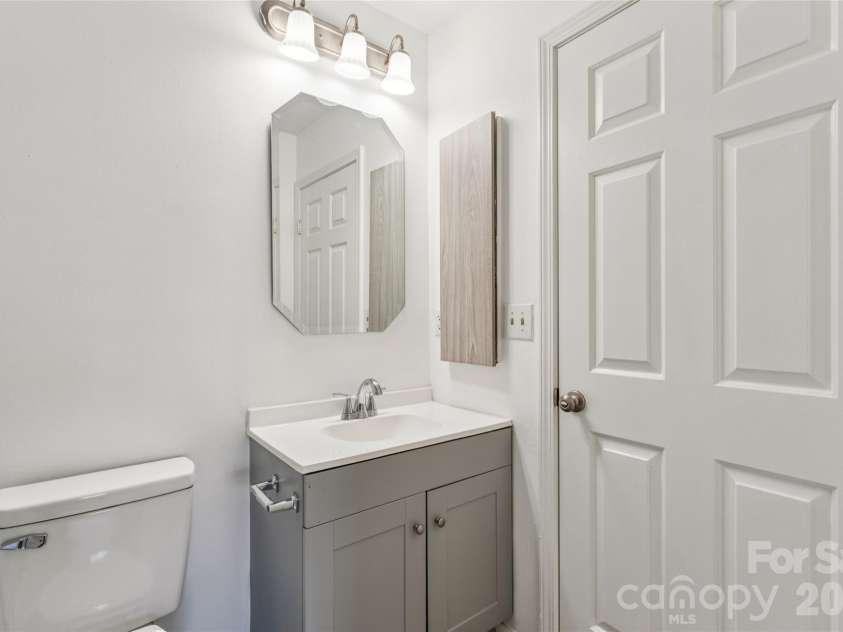 655 Lex Drive, Charlotte, NC 28262.  MLS# CAR4359903, YatesRealty ID 6951. Full Bathroom on upper level