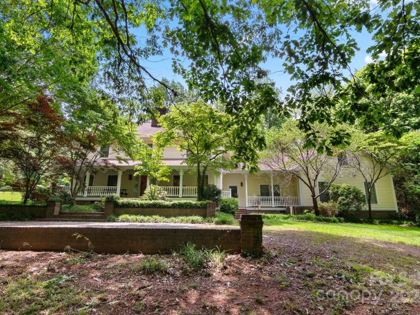 205 Vauxhall Drive, Shelby, NC 28150.  MLS# CAR4131707, YatesRealty ID 696. Circle drive in the front