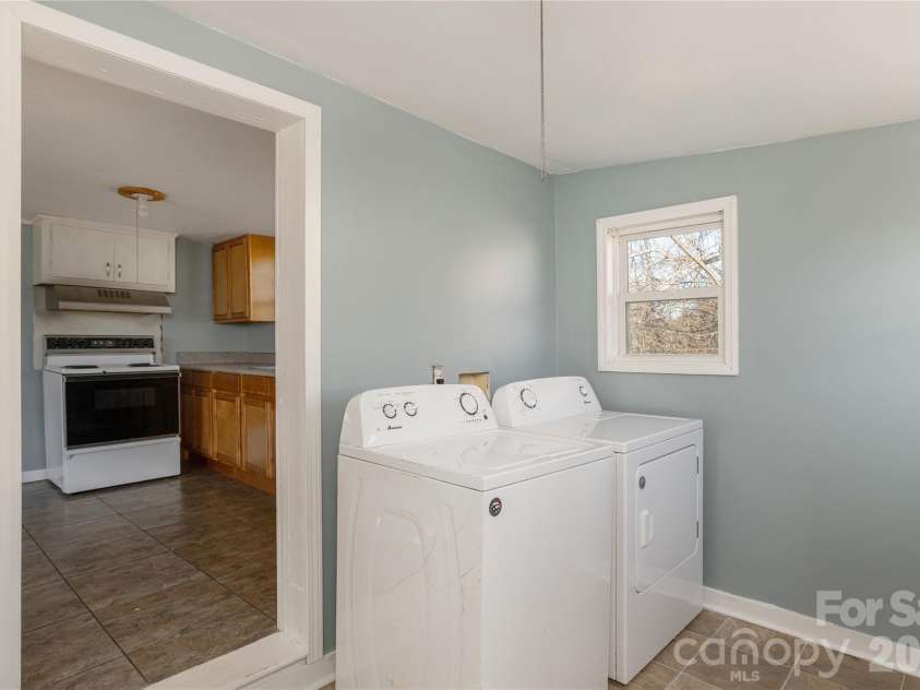 22 Madrid Lane, Hendersonville, NC 28792.  MLS# CAR4304488, YatesRealty ID 6961. 