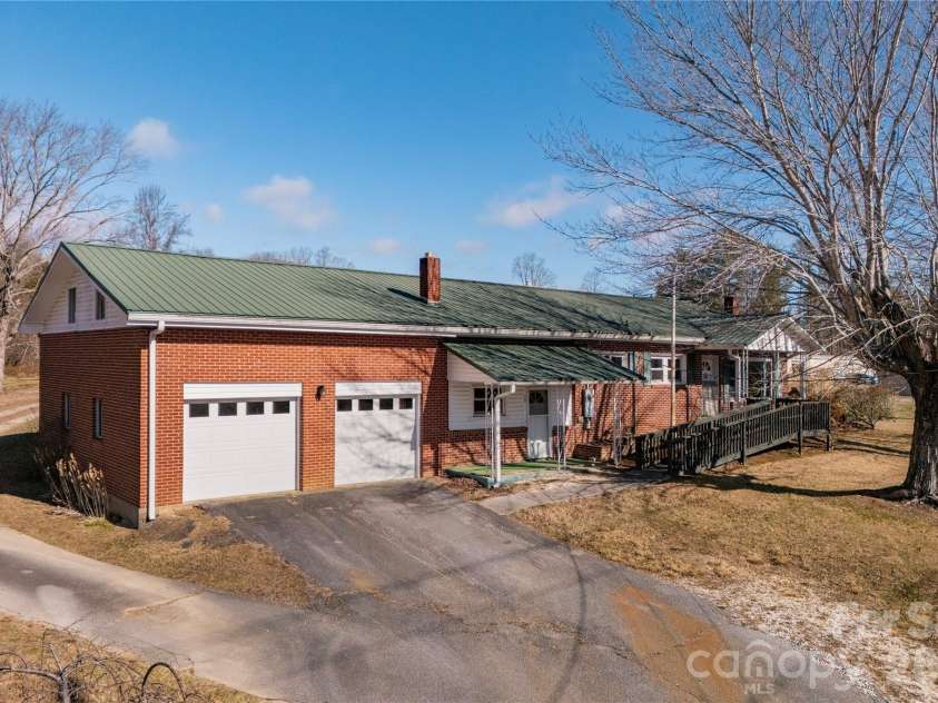 22 Madrid Lane, Hendersonville, NC 28792.  MLS# CAR4304488, YatesRealty ID 6961. 