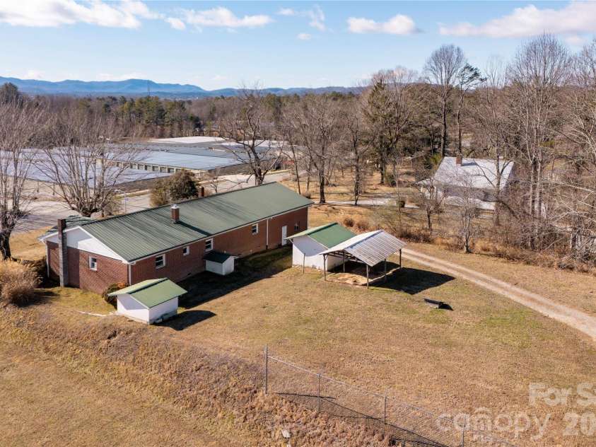 22 Madrid Lane, Hendersonville, NC 28792.  MLS# CAR4304488, YatesRealty ID 6961. 