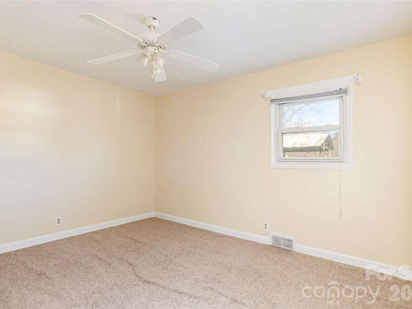22 Madrid Lane, Hendersonville, NC 28792.  MLS# CAR4304488, YatesRealty ID 6961. 