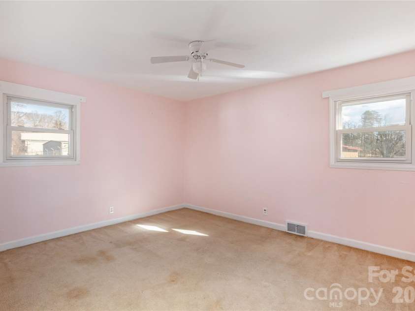 22 Madrid Lane, Hendersonville, NC 28792.  MLS# CAR4304488, YatesRealty ID 6961. 