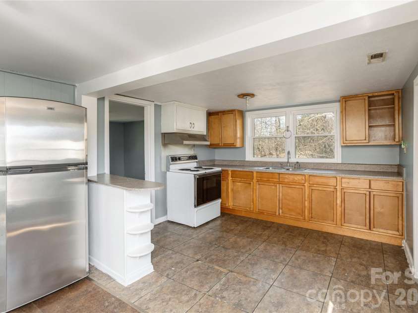 22 Madrid Lane, Hendersonville, NC 28792.  MLS# CAR4304488, YatesRealty ID 6961. 