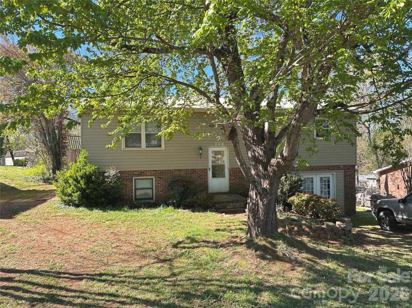 621 11th Street, Newton, NC 28658.  MLS# CAR4351153, YatesRealty ID 6963. 