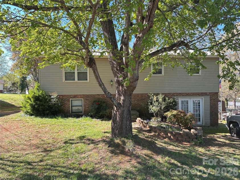 621 11th Street, Newton, NC 28658.  MLS# CAR4351153, YatesRealty ID 6963. 