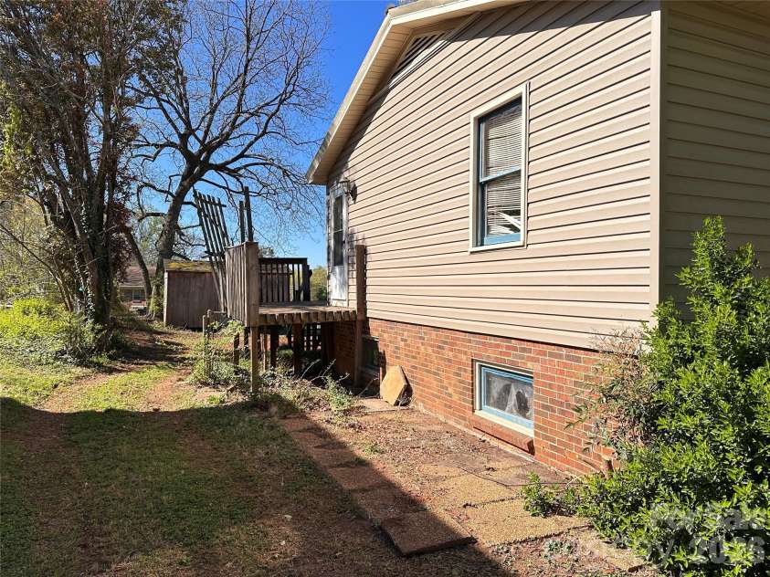 621 11th Street, Newton, NC 28658.  MLS# CAR4351153, YatesRealty ID 6963. 