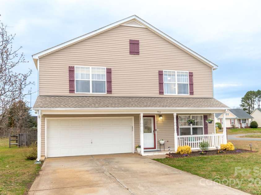 552 Montgomery Drive, Rock Hill, SC 29732.  MLS# CAR4233355, YatesRealty ID 6964. 2 car garage and long driveway