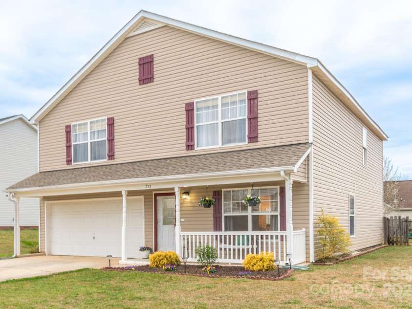 552 Montgomery Drive, Rock Hill, SC 29732.  MLS# CAR4233355, YatesRealty ID 6964. Cozy front covered porch