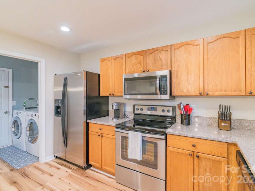 552 Montgomery Drive, Rock Hill, SC 29732.  MLS# CAR4233355, YatesRealty ID 6964. Garage to laundry to kitchen