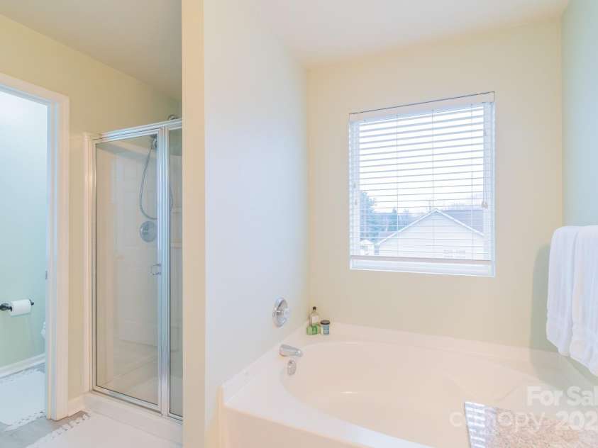 552 Montgomery Drive, Rock Hill, SC 29732.  MLS# CAR4233355, YatesRealty ID 6964. Soaking tub, shower