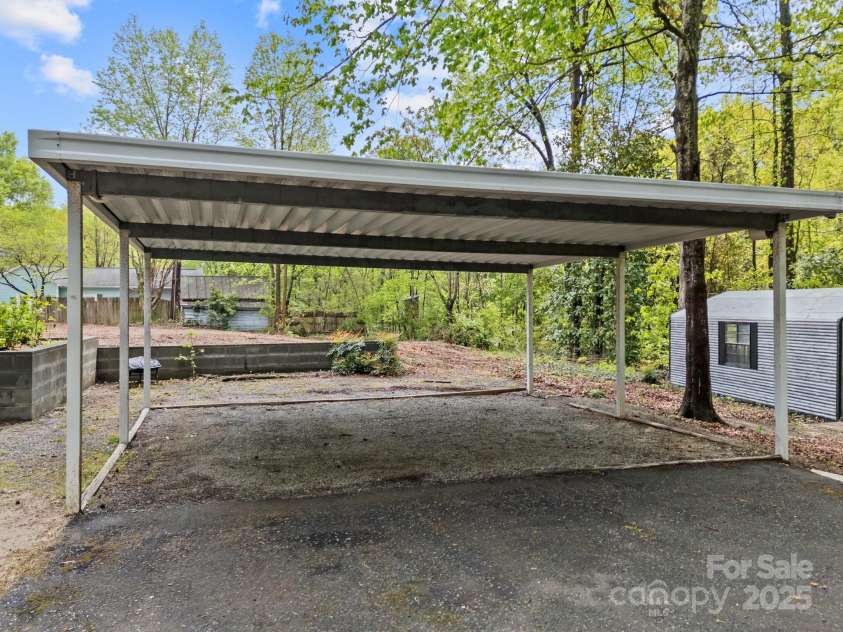 2222 Moose Road, Kannapolis, NC 28083.  MLS# CAR4246481, YatesRealty ID 6965. 