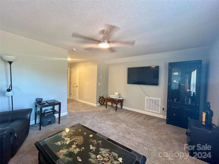 203 Thorn Creek Drive, Gaffney, SC 29341.  MLS# CAR4135530, YatesRealty ID 6967. Bonus Room