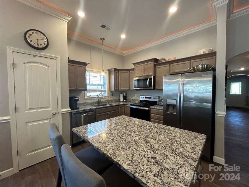 203 Thorn Creek Drive, Gaffney, SC 29341.  MLS# CAR4135530, YatesRealty ID 6967. Kitchen Island View