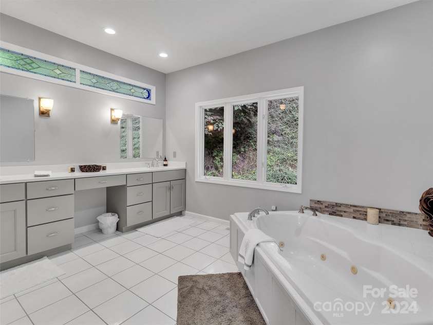 2525 Eagles Nest Road, Waynesville, NC 28786.  MLS# CAR4167928, YatesRealty ID 697. Luxurious Primary Bath with New Jetted Tub