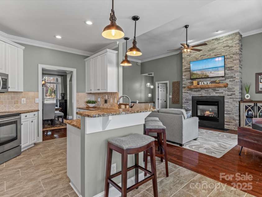 1742 Verdict Ridge Drive, Denver, NC 28037.  MLS# CAR4223483, YatesRealty ID 6971. Breakfast Bar