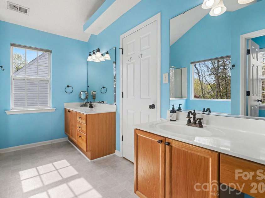 1941 Wilrose Place, Matthews, NC 28105.  MLS# CAR4326473, YatesRealty ID 6973. 