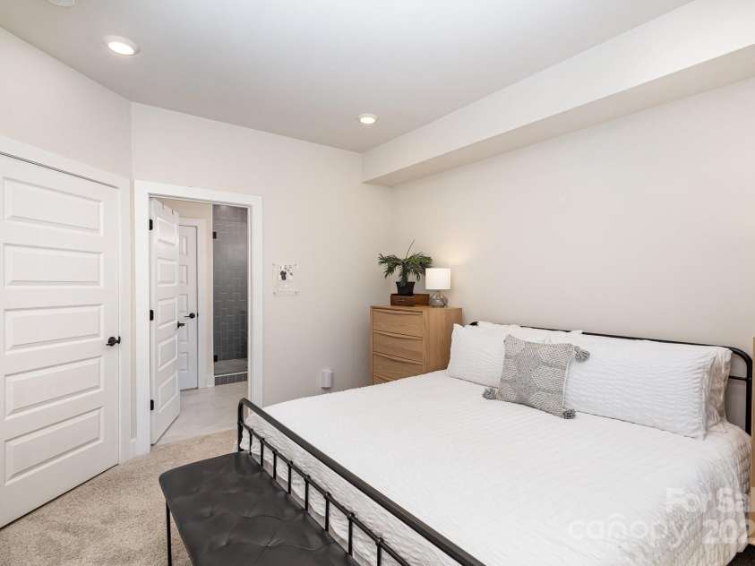 3526 Saker Lane, Charlotte, NC 28211.  MLS# CAR4242251, YatesRealty ID 6973. 