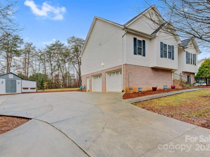 3541 Hezekiah Drive, Lenoir, NC 28645.  MLS# CAR4225336, YatesRealty ID 6974. 