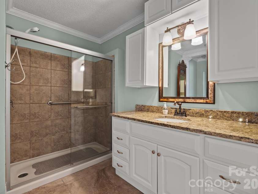 5805 Amity Springs Drive, Charlotte, NC 28212.  MLS# CAR4357438, YatesRealty ID 6974. Primary bathroom