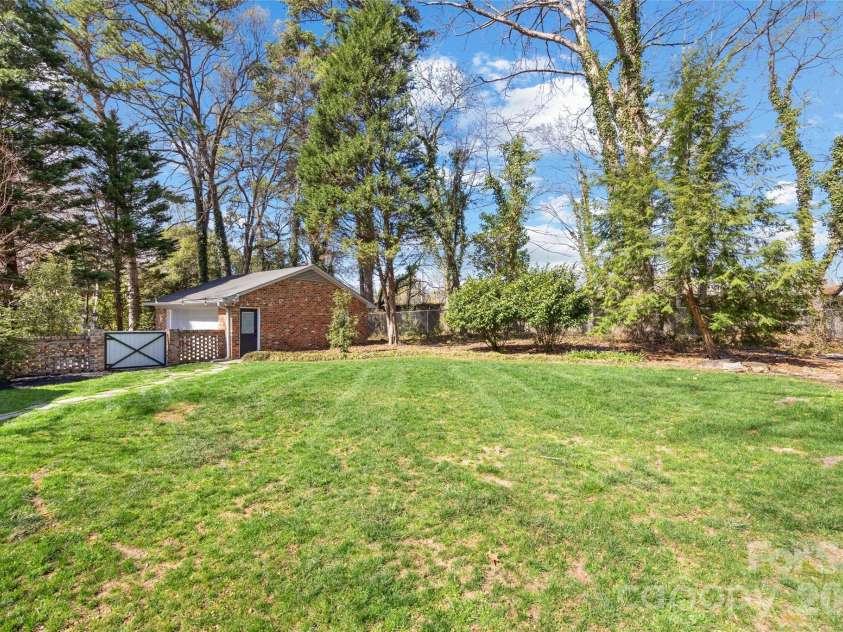 401 Glen Oaks Road, Charlotte, NC 28270.  MLS# CAR4356636, YatesRealty ID 6975. 