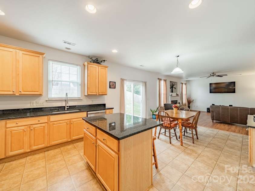 2131 Ashley Glen Way, Fort Mill, SC 29707.  MLS# CAR4217689, YatesRealty ID 6977. Kitchen