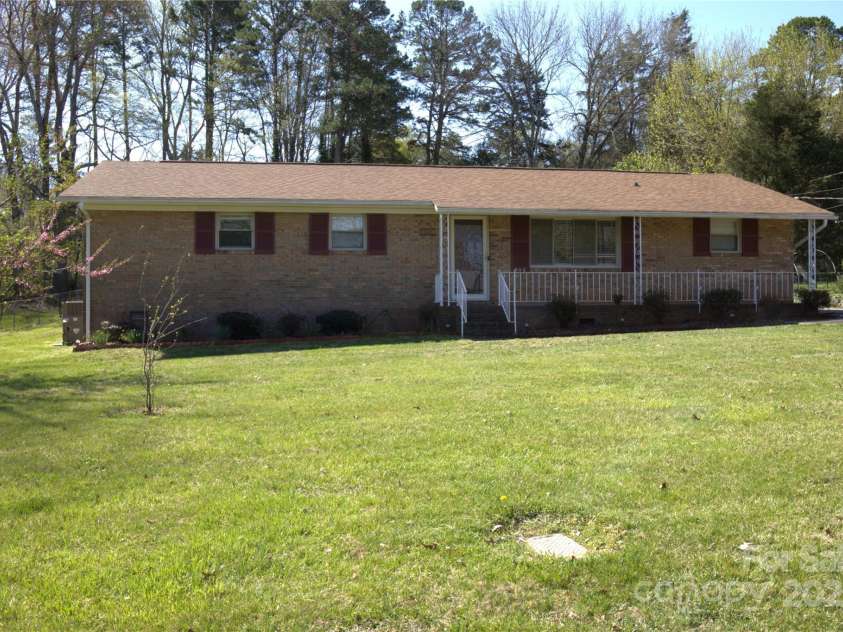 940 Ravendale Drive, Charlotte, NC 28216.  MLS# CAR4238601, YatesRealty ID 6980. 