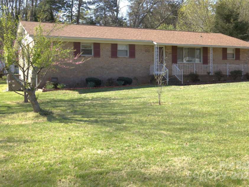 940 Ravendale Drive, Charlotte, NC 28216.  MLS# CAR4238601, YatesRealty ID 6980. 