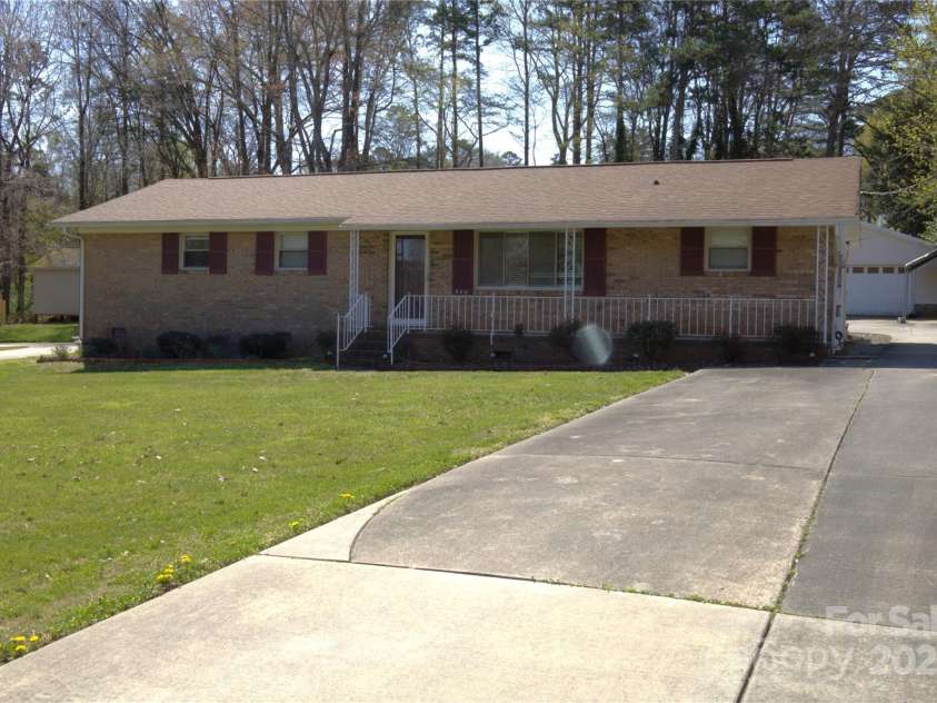 940 Ravendale Drive, Charlotte, NC 28216.  MLS# CAR4238601, YatesRealty ID 6980. 