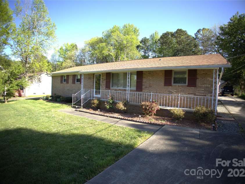 940 Ravendale Drive, Charlotte, NC 28216.  MLS# CAR4238601, YatesRealty ID 6980. 
