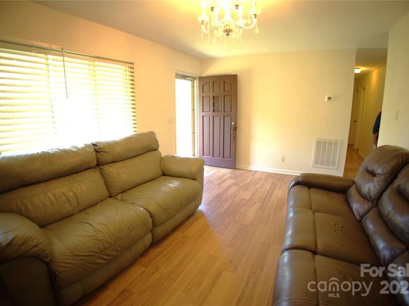 940 Ravendale Drive, Charlotte, NC 28216.  MLS# CAR4238601, YatesRealty ID 6980. 