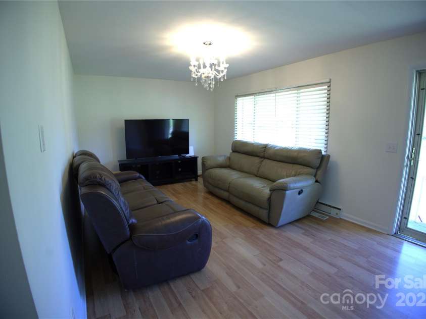 940 Ravendale Drive, Charlotte, NC 28216.  MLS# CAR4238601, YatesRealty ID 6980. 