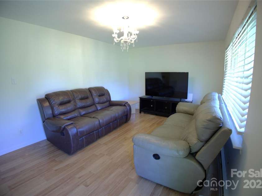 940 Ravendale Drive, Charlotte, NC 28216.  MLS# CAR4238601, YatesRealty ID 6980. 