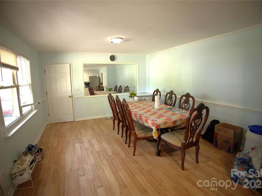 940 Ravendale Drive, Charlotte, NC 28216.  MLS# CAR4238601, YatesRealty ID 6980. 