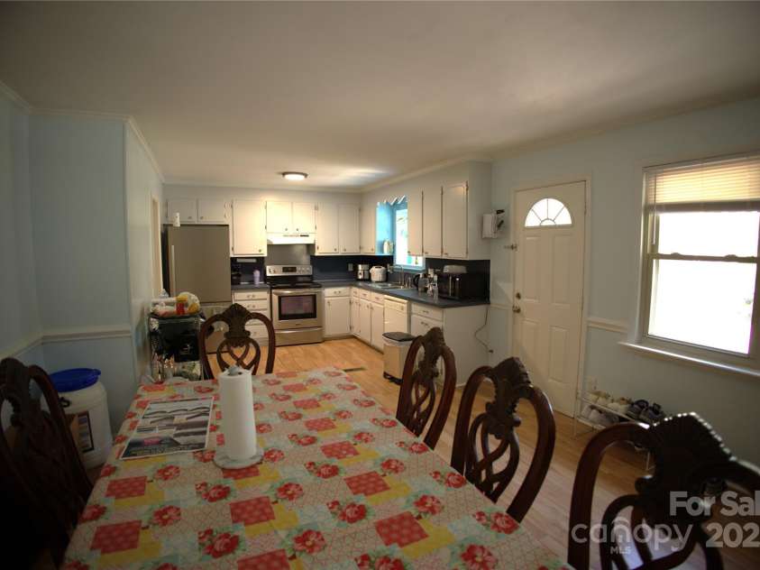 940 Ravendale Drive, Charlotte, NC 28216.  MLS# CAR4238601, YatesRealty ID 6980. 