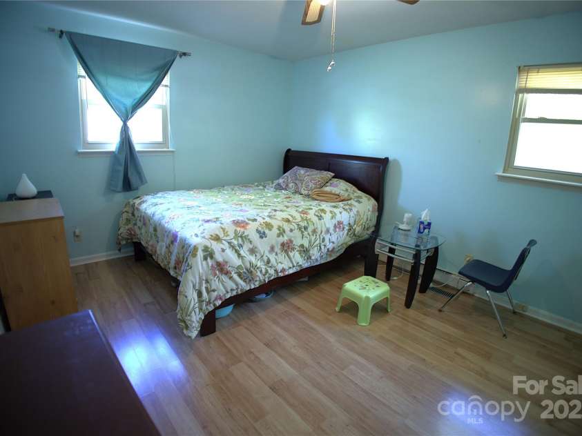 940 Ravendale Drive, Charlotte, NC 28216.  MLS# CAR4238601, YatesRealty ID 6980. 