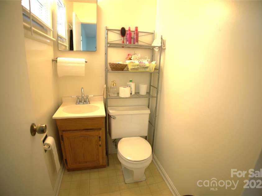 940 Ravendale Drive, Charlotte, NC 28216.  MLS# CAR4238601, YatesRealty ID 6980. 