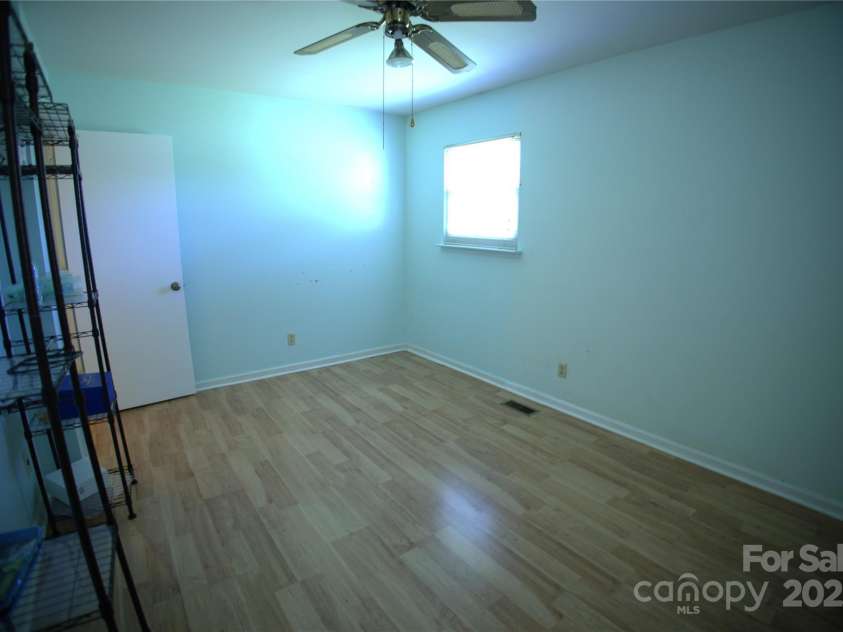 940 Ravendale Drive, Charlotte, NC 28216.  MLS# CAR4238601, YatesRealty ID 6980. 
