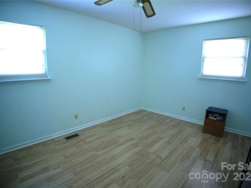 940 Ravendale Drive, Charlotte, NC 28216.  MLS# CAR4238601, YatesRealty ID 6980. 