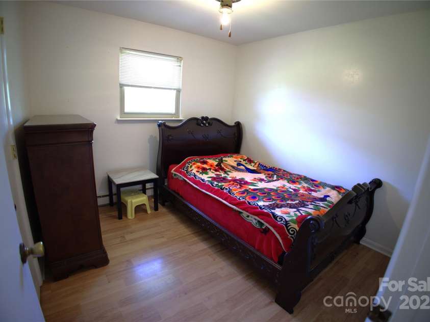 940 Ravendale Drive, Charlotte, NC 28216.  MLS# CAR4238601, YatesRealty ID 6980. 