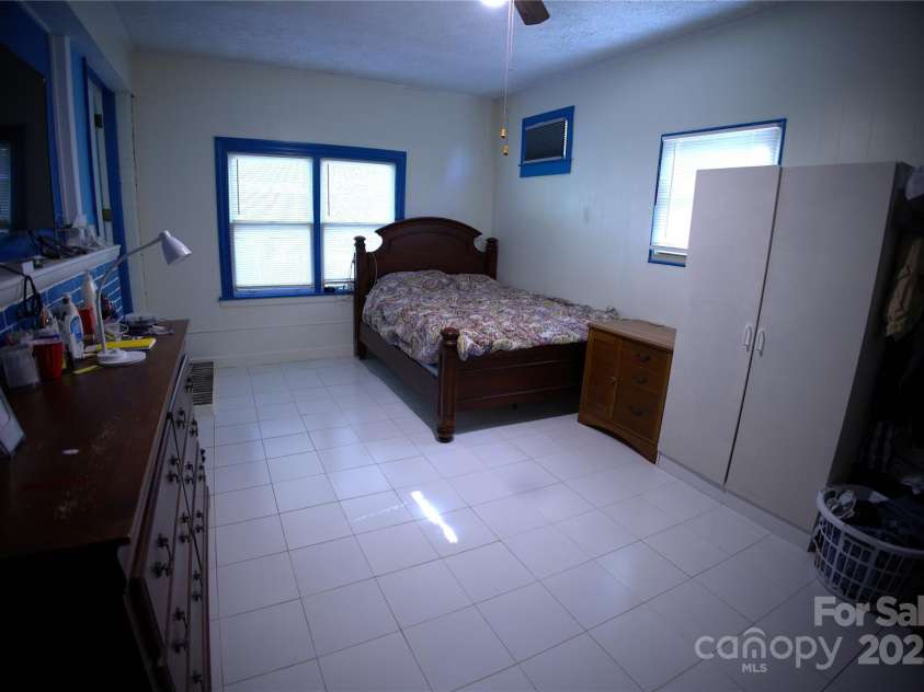 940 Ravendale Drive, Charlotte, NC 28216.  MLS# CAR4238601, YatesRealty ID 6980. 