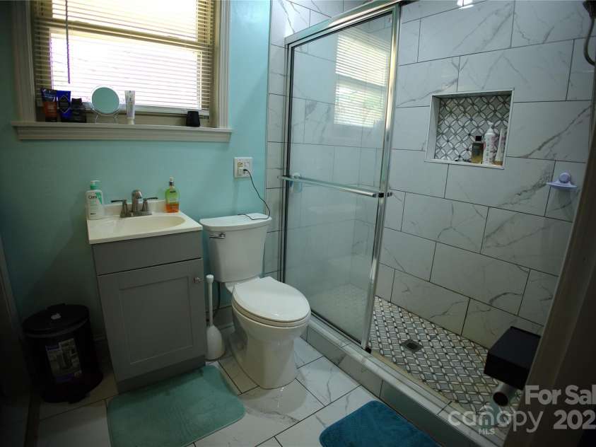 940 Ravendale Drive, Charlotte, NC 28216.  MLS# CAR4238601, YatesRealty ID 6980. 