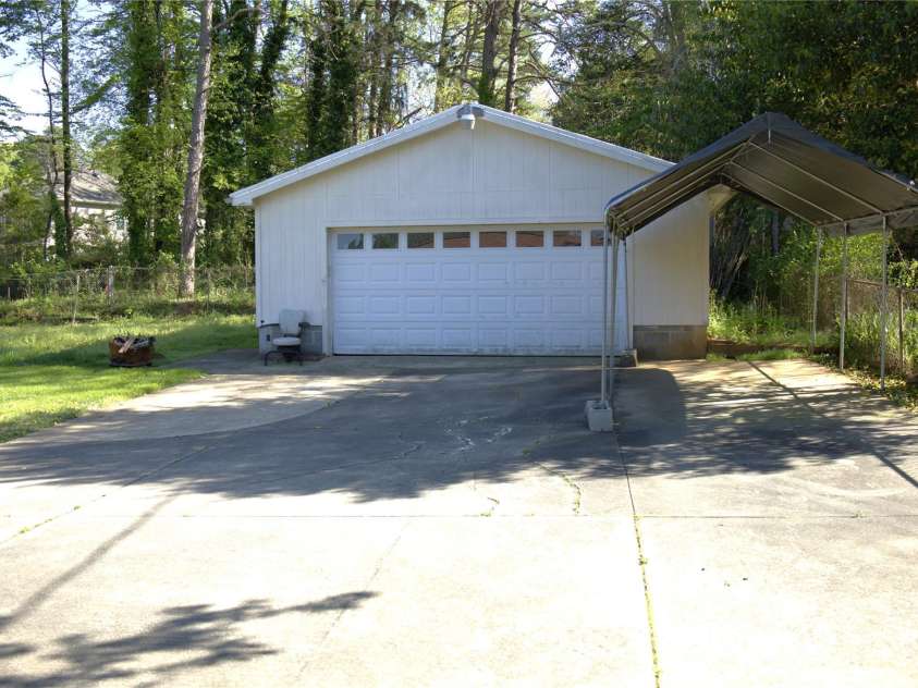 940 Ravendale Drive, Charlotte, NC 28216.  MLS# CAR4238601, YatesRealty ID 6980. 