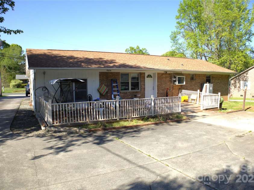 940 Ravendale Drive, Charlotte, NC 28216.  MLS# CAR4238601, YatesRealty ID 6980. 